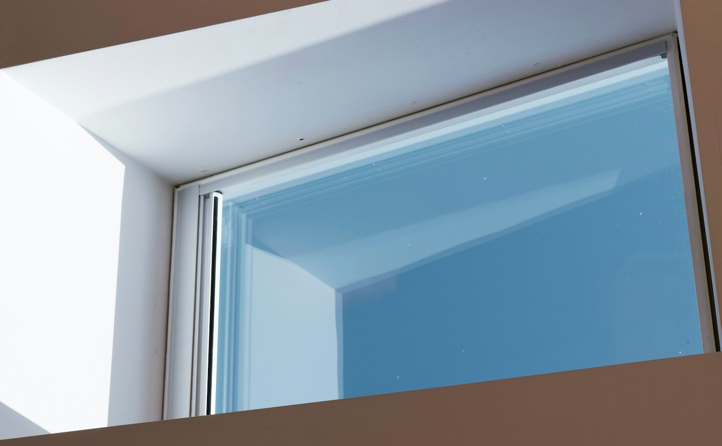 Helles Fenster mit Blick in den blauen Himmel